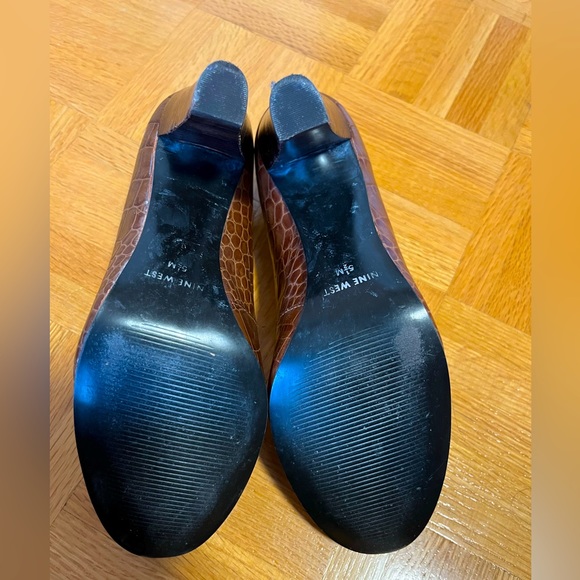 Nine West brown leather pumps, size 5.5 - Picture 6 of 7